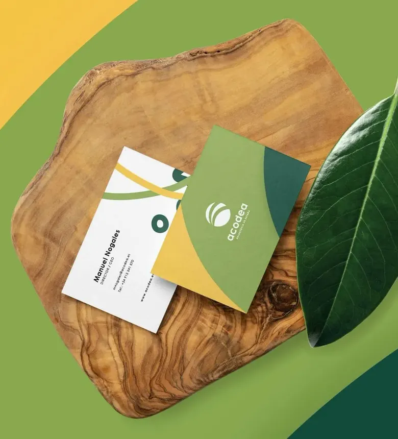 Tarjetas de visita de Acodea sobre madera de olivo