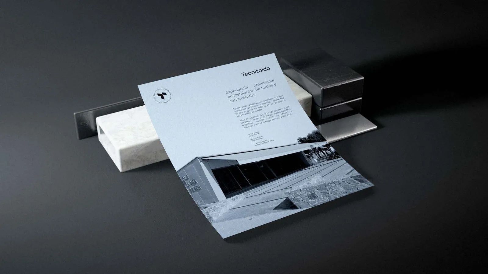 Papelería con el branding de Tecnitoldo