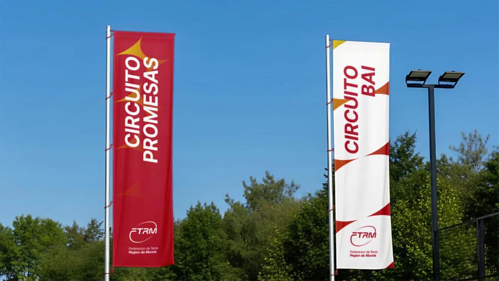 Pabellón de tenis en la Federación de Tenis Murcia Banderas del circuito de tenis en la Federación de Tenis Región de Murcia.