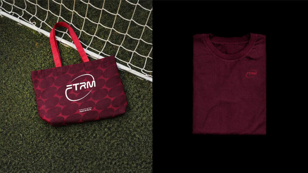 Equipación de tenis personalizada para Federación de Tenis Región de Murcia Bolsa y camiseta de tenis con logotipo de la Federación de Tenis Región de Murcia, ideales para even.