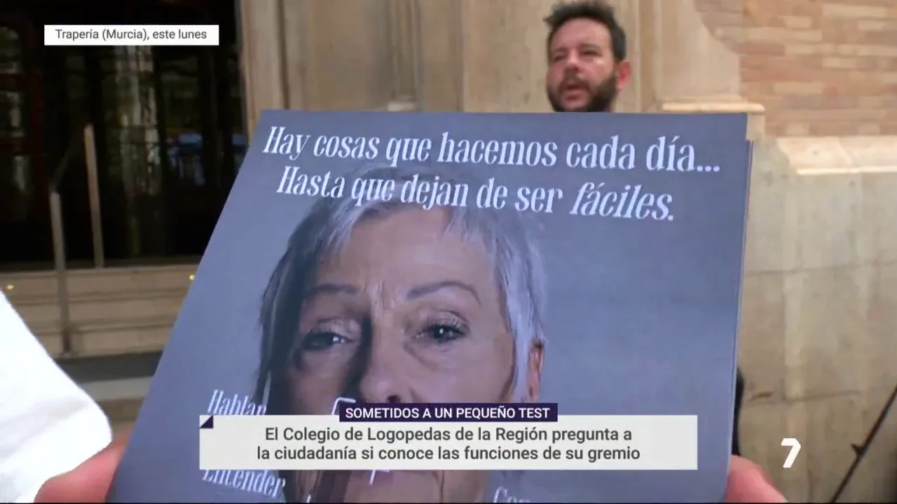 Reportaje de La 7 Noticias sobre la campaña del Colegio de Logopedas: una voluntaria muestra la gráfica de la campaña en la calle