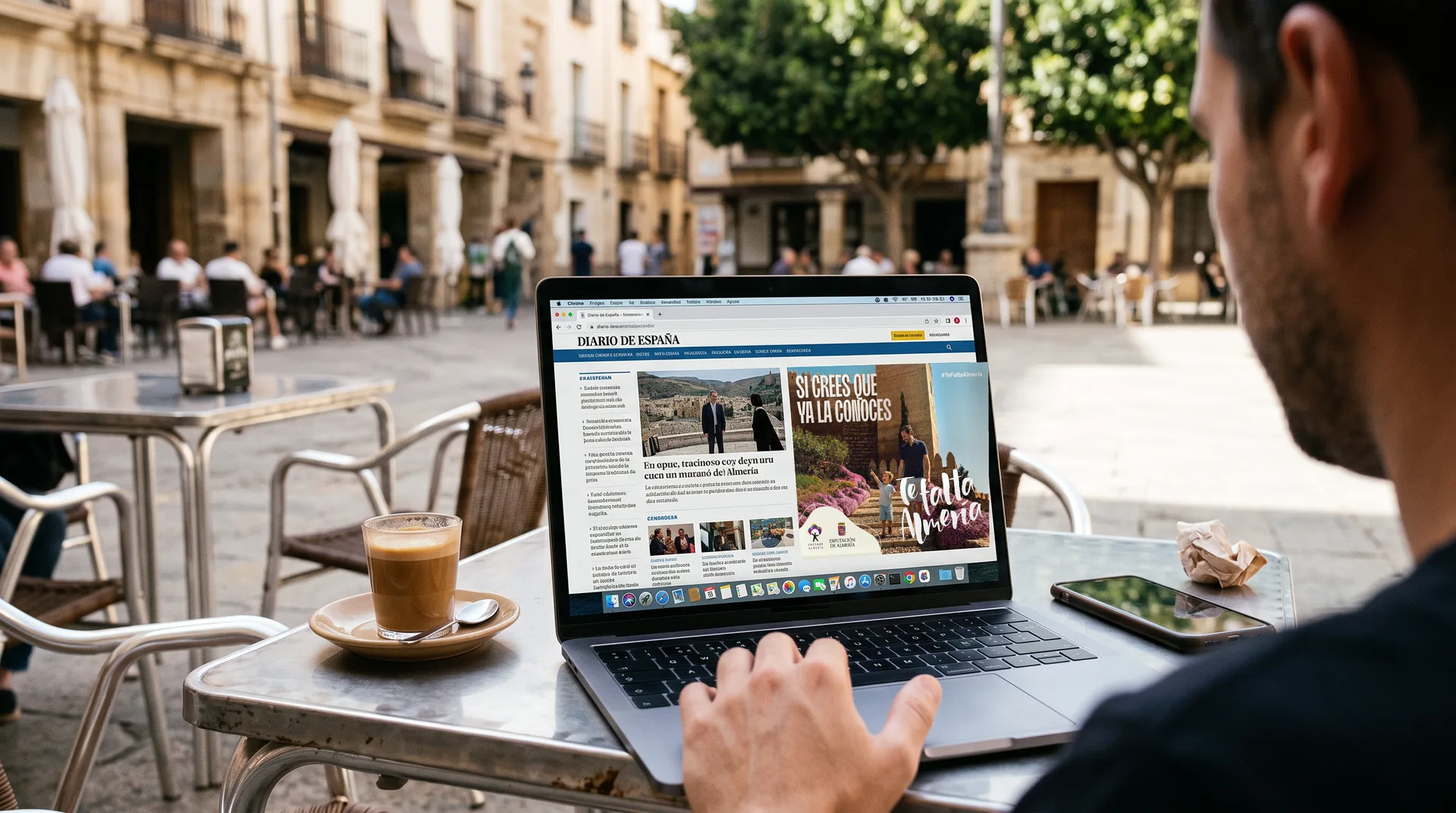Portátil en una terraza con un periódico digital que muestra el robapáginas «Si crees que ya la conoces. Te falta Almería»
