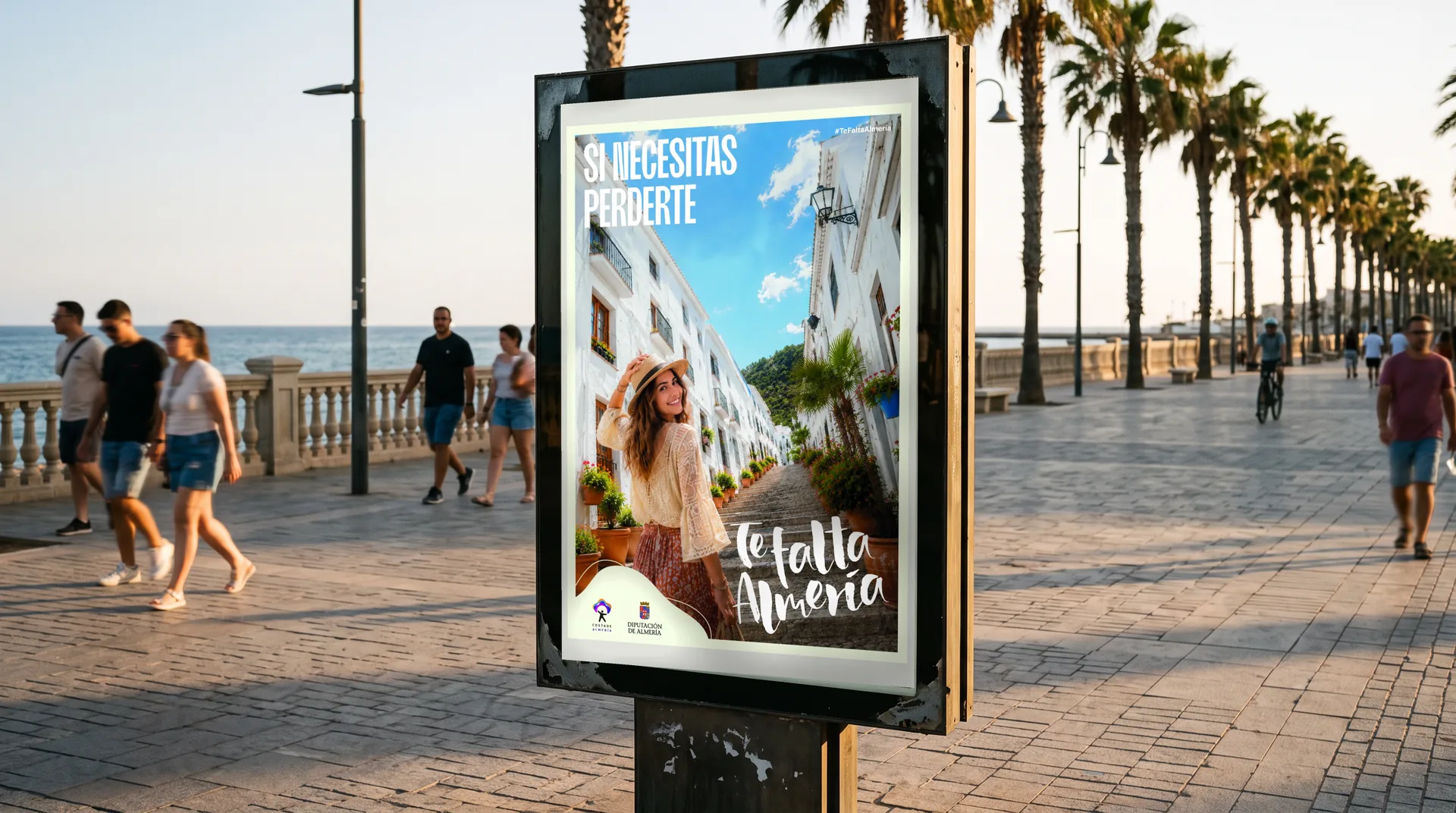 Mupi en el paseo marítimo de Almería con la gráfica «Si necesitas perderte. Te falta Almería»