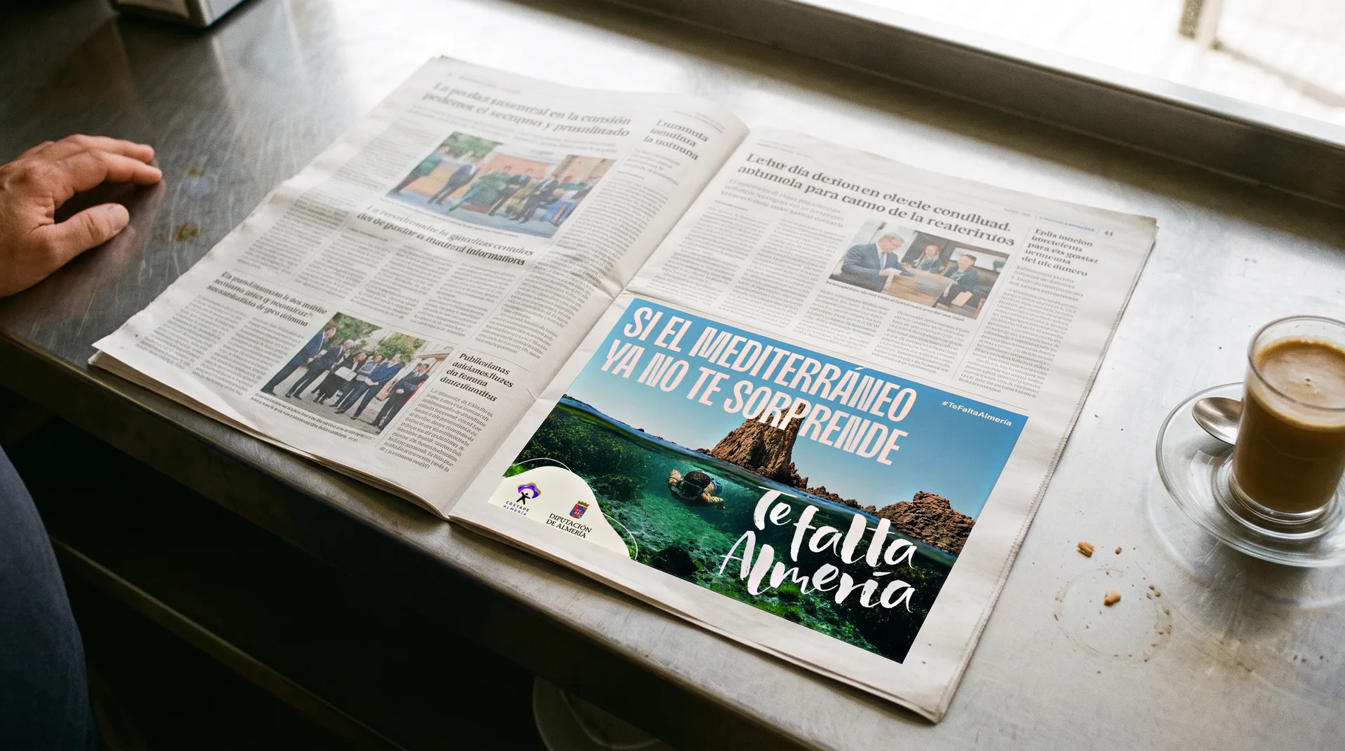 Periódico abierto en la barra de un café con el anuncio «Si el Mediterráneo ya no te sorprende. Te falta Almería»