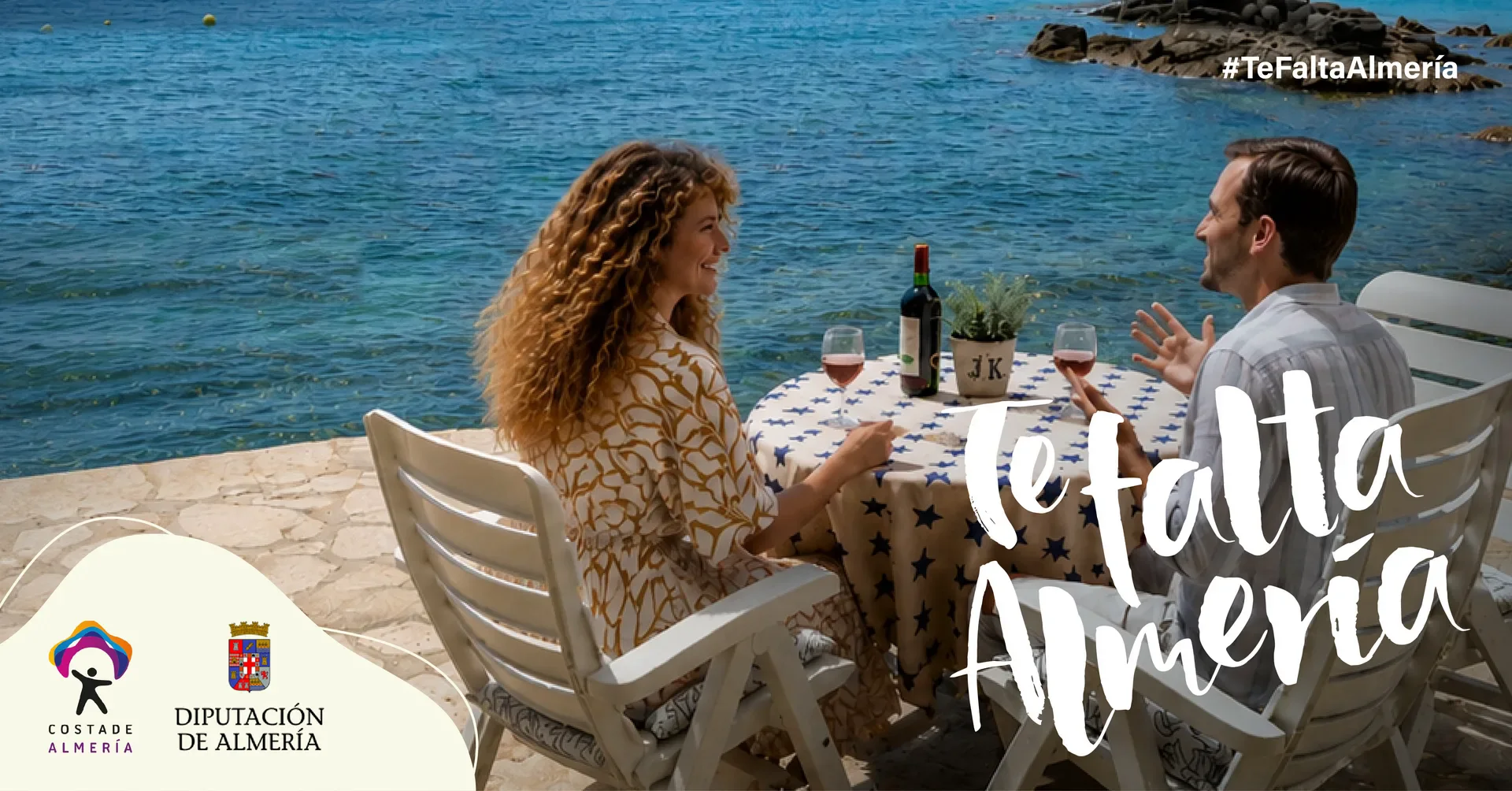 Banner de la campaña Te falta Almería: pareja comiendo frente al mar en Costa de Almería